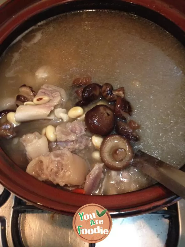 Mushroom and pig's Trotter soup