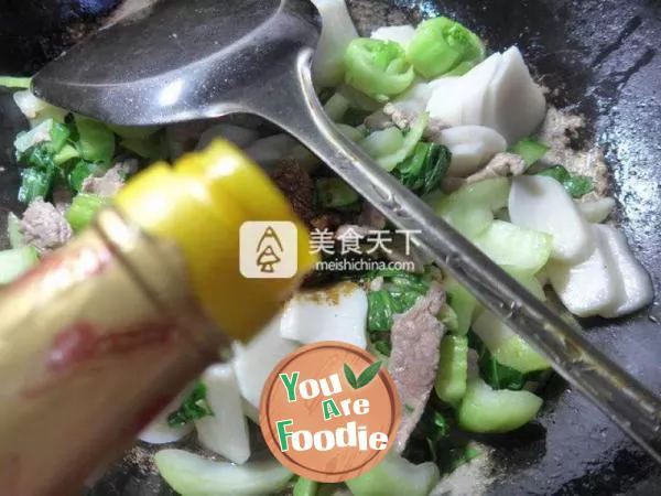 Fried rice cake with tenderloin and green vegetables