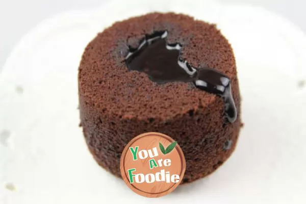 Chocolate magma cake - thick chocolate melts in the mouth, soft and mellow