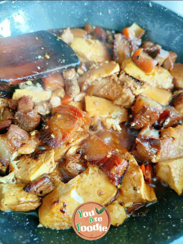 Braised pork and tofu in brown sauce