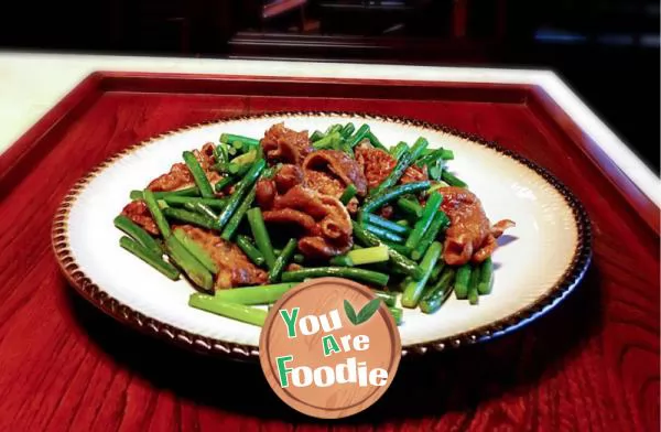 Fried large intestine with garlic sprouts