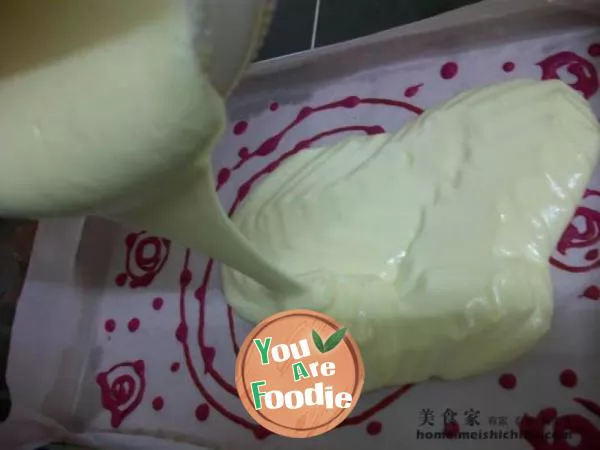 Make a new cheese cream cake roll on the cake