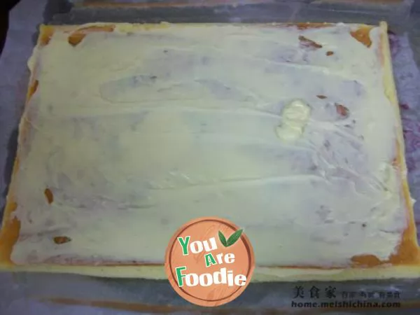 Make a new cheese cream cake roll on the cake