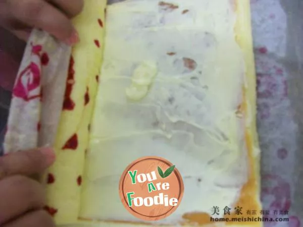 Make a new cheese cream cake roll on the cake