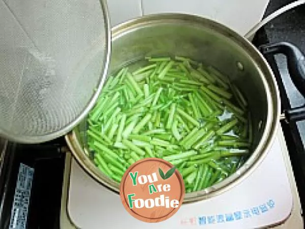 Fried pork liver with celery -- nourishing liver in spring