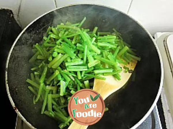 Fried pork liver with celery -- nourishing liver in spring