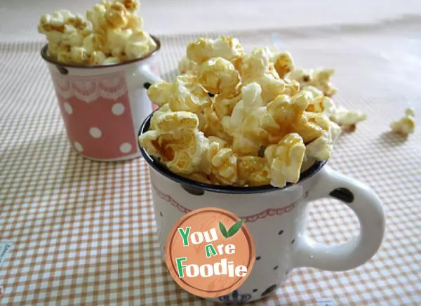 Caramel-and-milk-flavored-popcorn----a-classic-snack-made-by-the-cinema