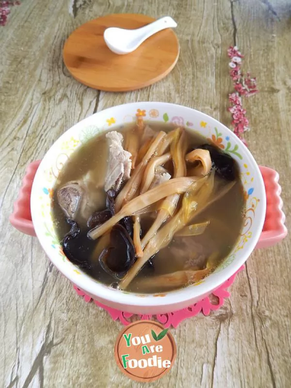 Golden-needle-vegetable-and-wood-ear-bone-soup