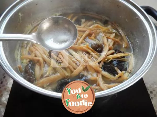 Golden needle vegetable and wood ear bone soup