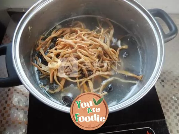 Golden needle vegetable and wood ear bone soup