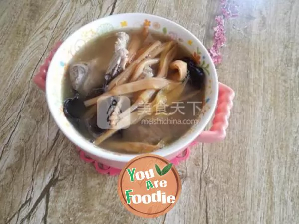 Golden needle vegetable and wood ear bone soup