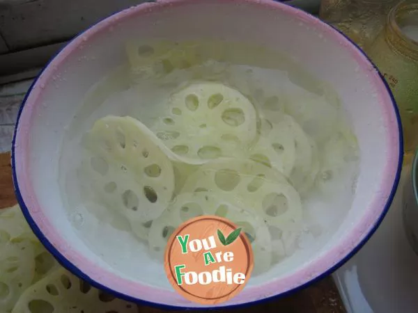 Fish flavored lotus root slices