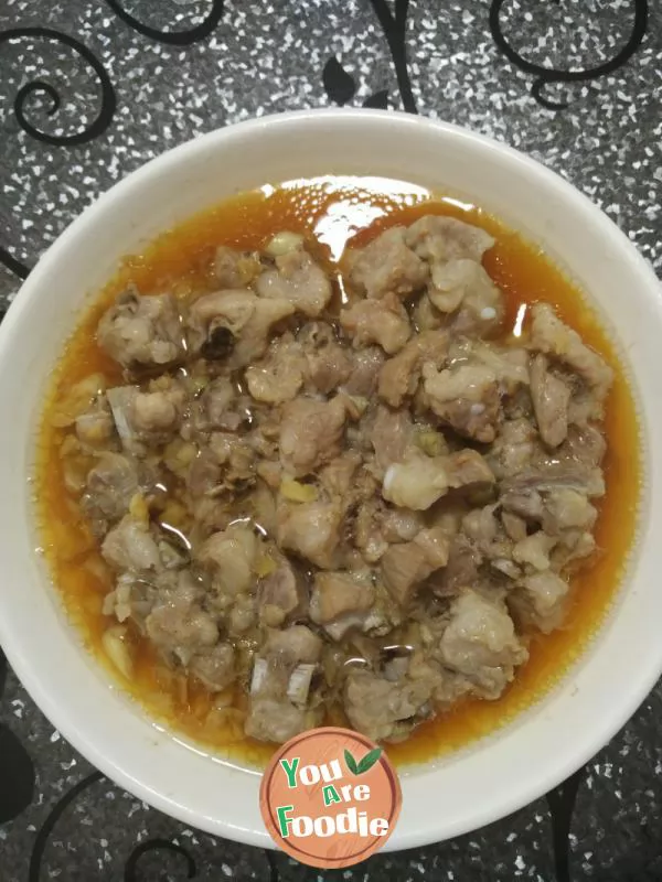 Steamed spareribs with minced garlic