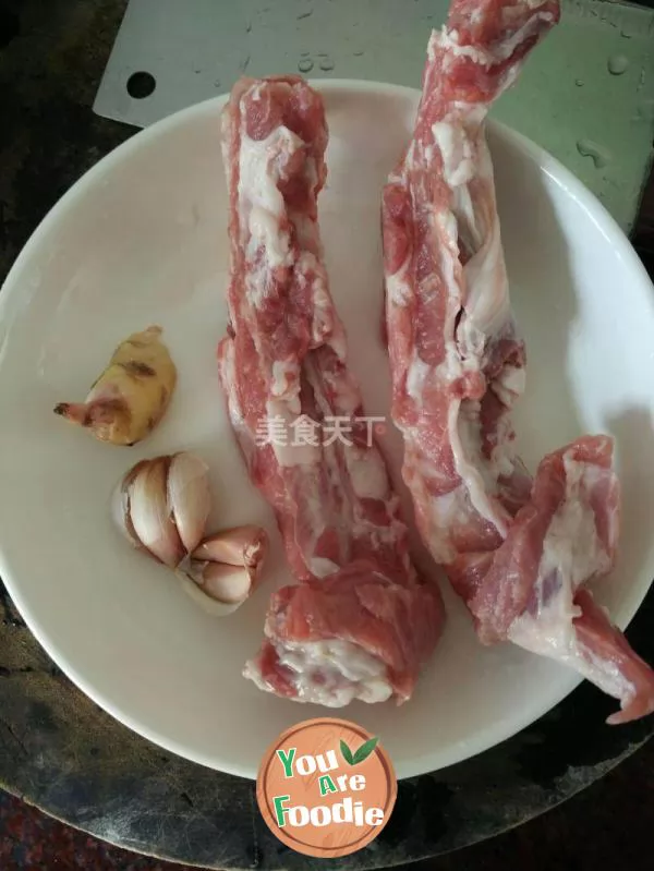 Steamed spareribs with minced garlic