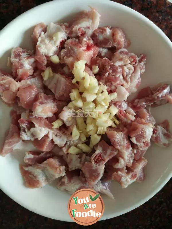 Steamed spareribs with minced garlic