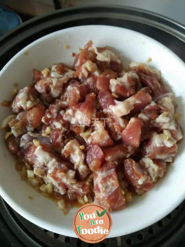 Steamed spareribs with minced garlic