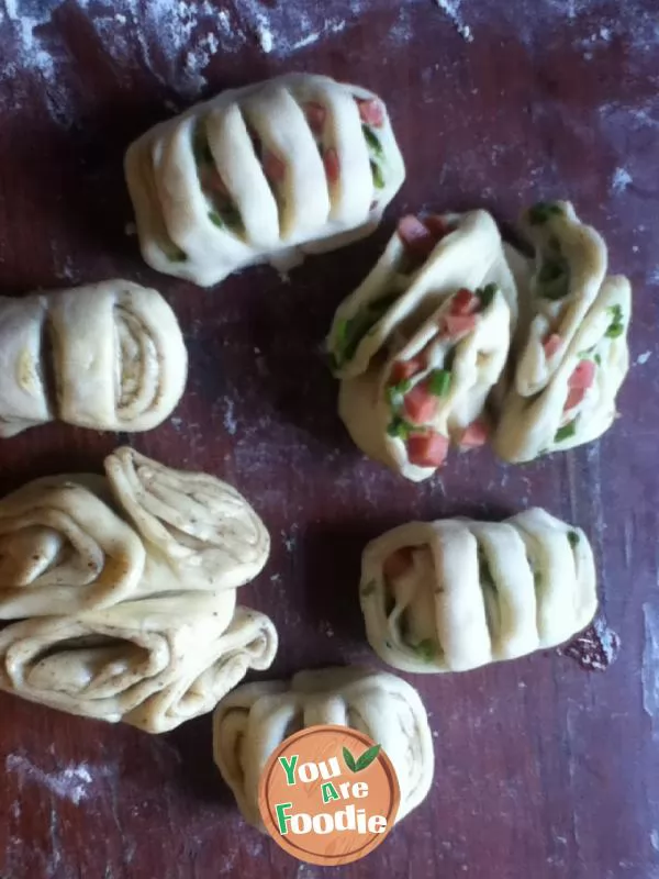 Two methods of making flower rolls