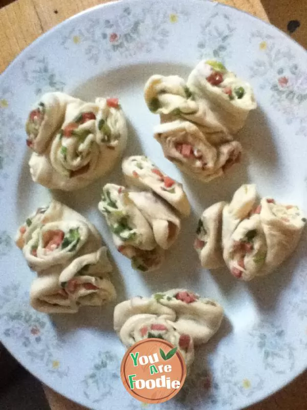 Two methods of making flower rolls