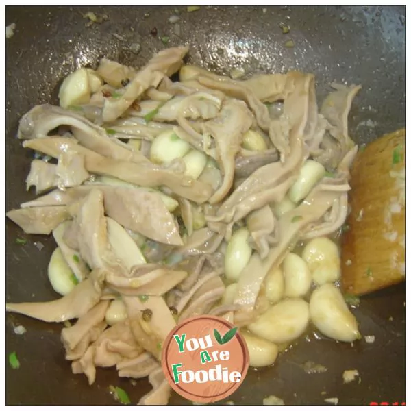 It turns out that Sichuan food can also be very light ----- braised tripe with garlic