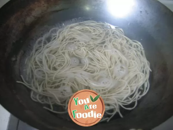 [fried noodles with soy sauce, pattern making] big Shanghai fried noodles with soy sauce