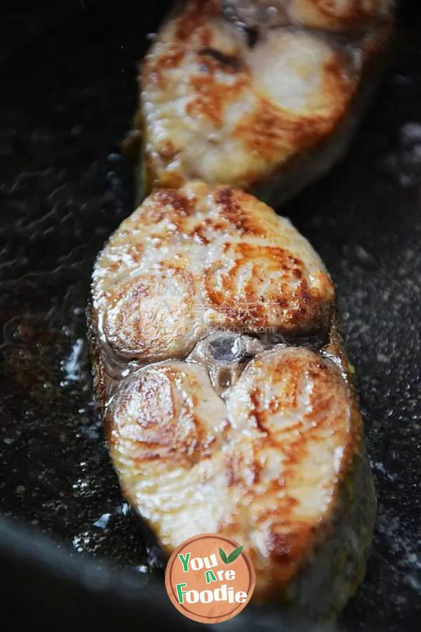 Fried fish with garlic