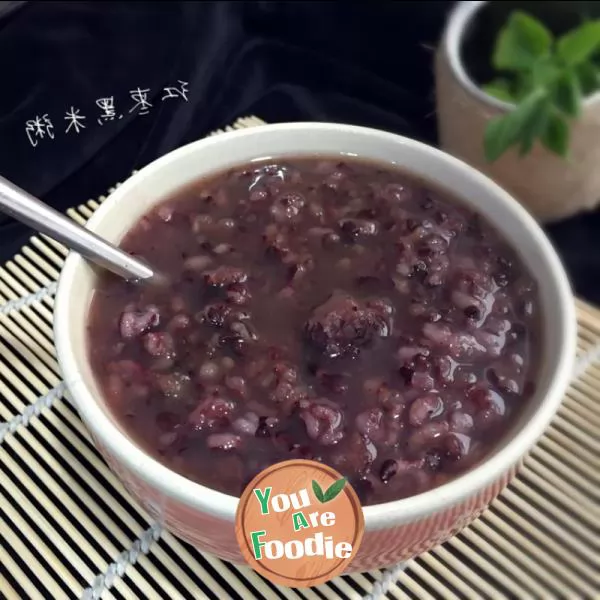 Red dates and black rice porridge