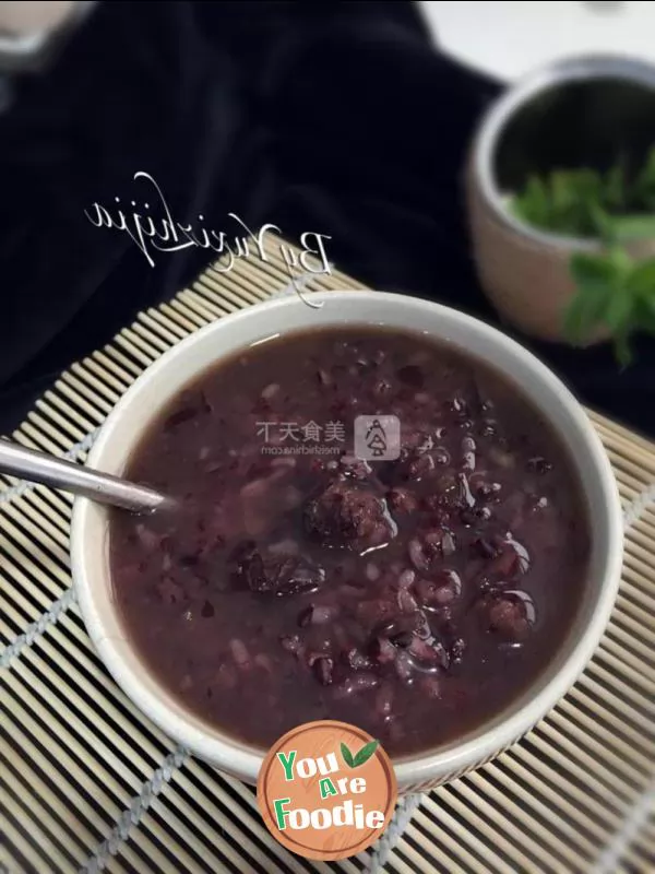 Red dates and black rice porridge