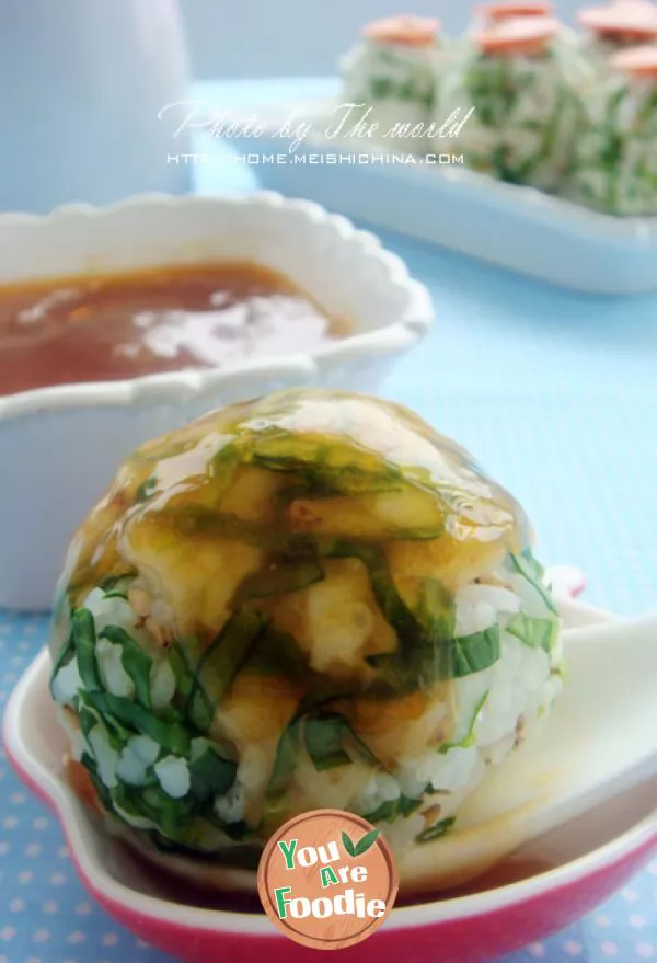 Spinach rice balls with sauce