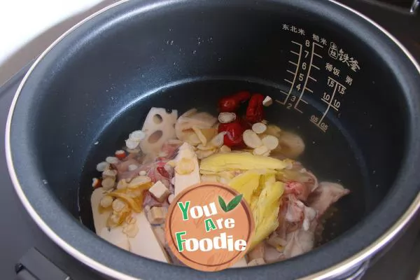 Chicken soup with American ginseng and lotus root