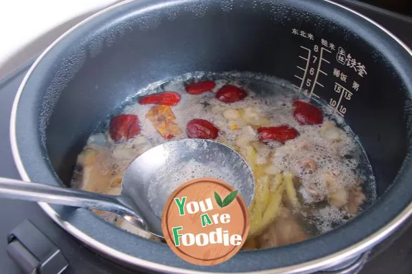 Chicken soup with American ginseng and lotus root