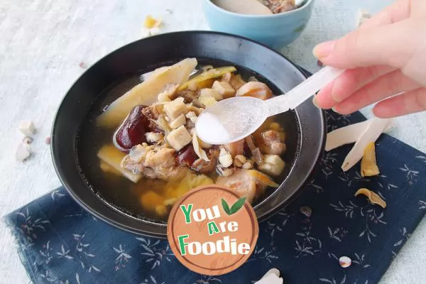 Chicken soup with American ginseng and lotus root