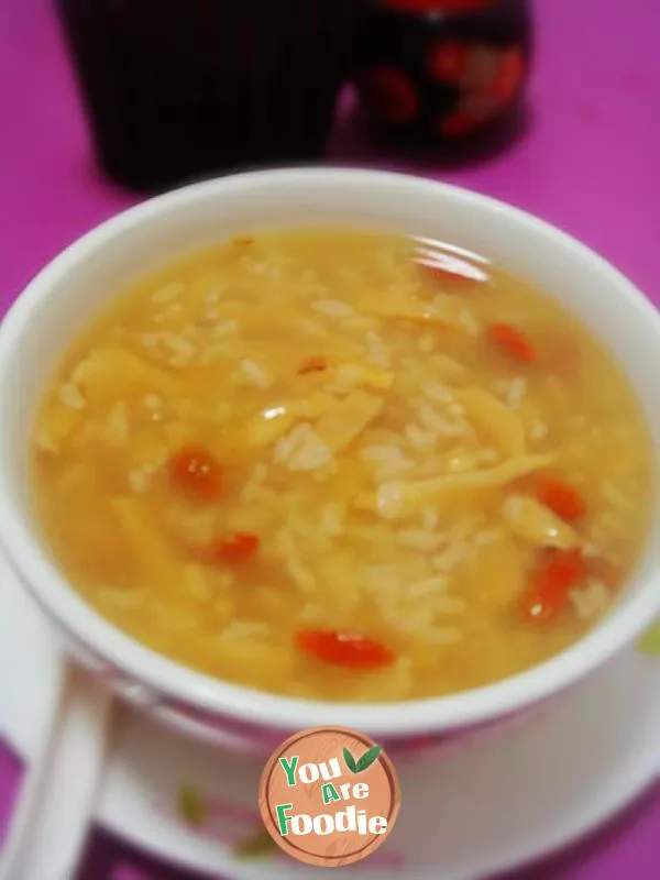 Glutinous rice porridge with Chinese wolfberry and flower glue