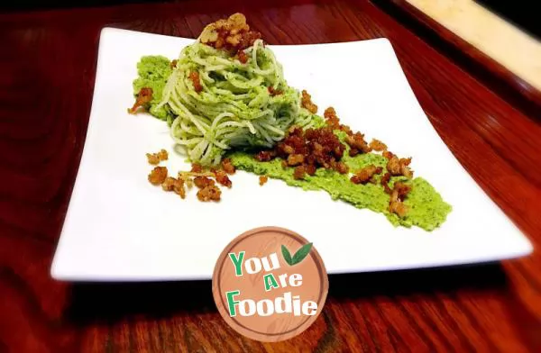 Spaghetti with broccoli sauce