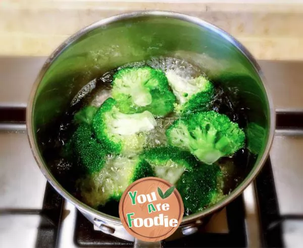 Spaghetti with broccoli sauce