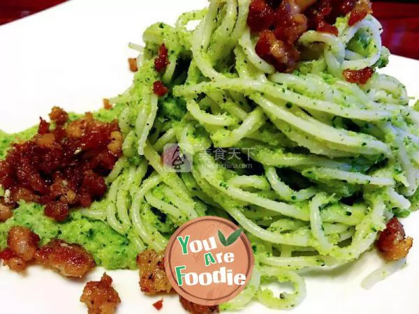 Spaghetti with broccoli sauce