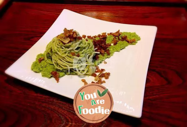 Spaghetti with broccoli sauce