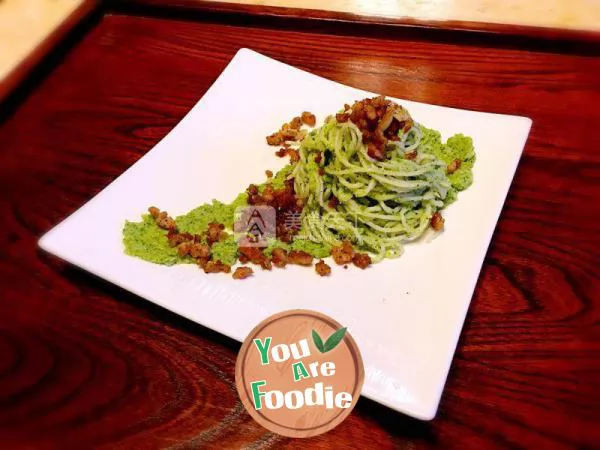 Spaghetti with broccoli sauce