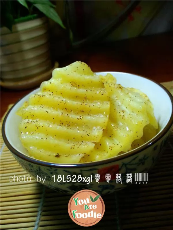 Private dish: potato slices with black pepper