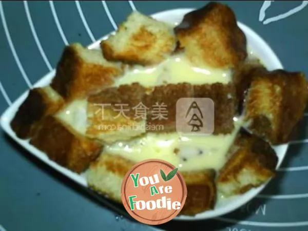 Steamed pudding with pitaya bread