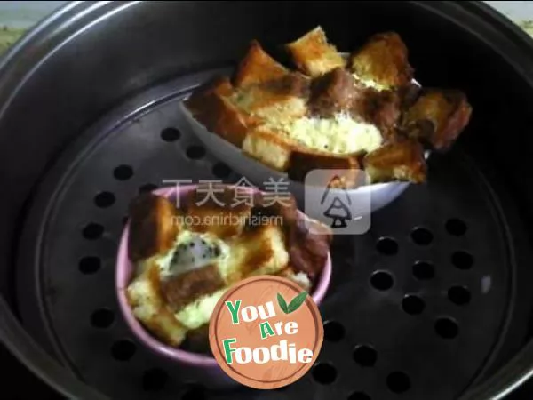 Steamed pudding with pitaya bread