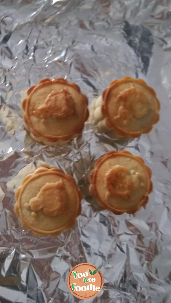 Homemade bean paste moon cake