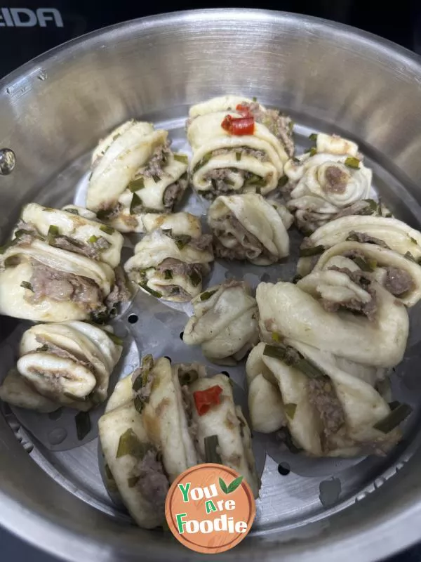 Steamed rolls with minced meat