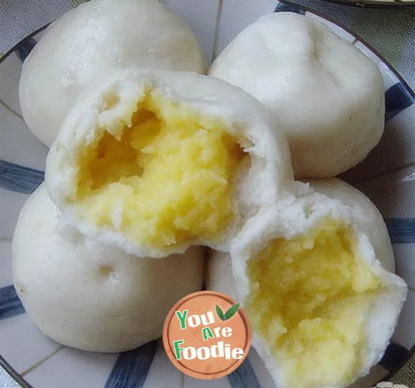 Baozi Stuffed with Creamy Custard