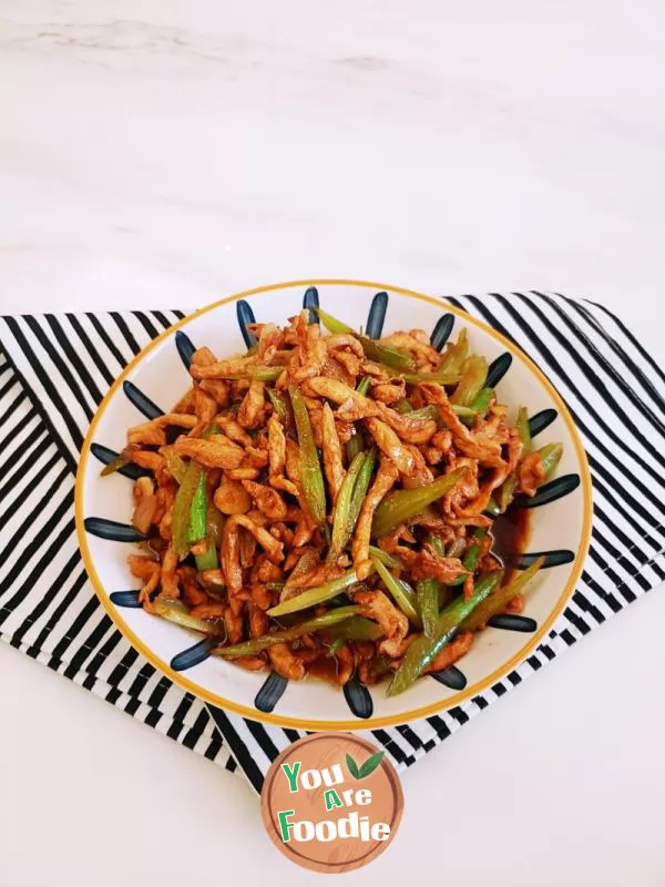 Crispy and refreshing low-fat and low calorie celery stir fried chicken jerky