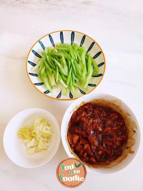 Crispy and refreshing low-fat and low calorie celery stir fried chicken jerky