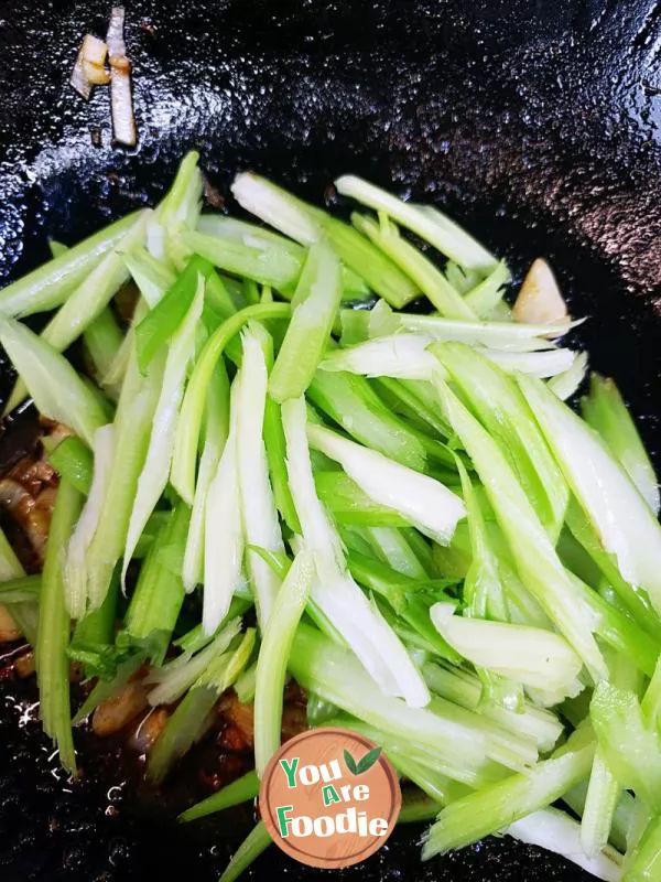 Crispy and refreshing low-fat and low calorie celery stir fried chicken jerky