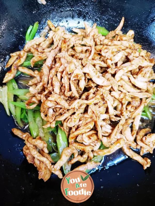 Crispy and refreshing low-fat and low calorie celery stir fried chicken jerky