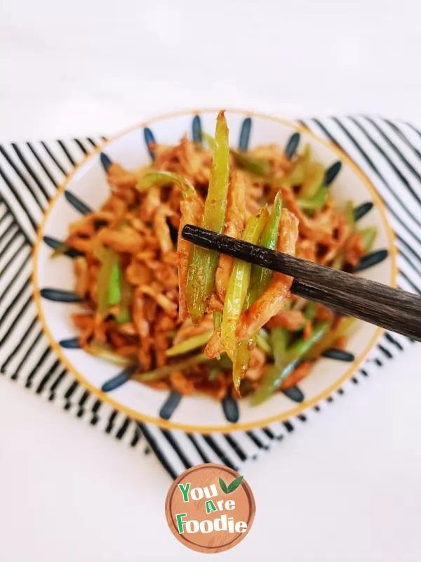 Crispy and refreshing low-fat and low calorie celery stir fried chicken jerky