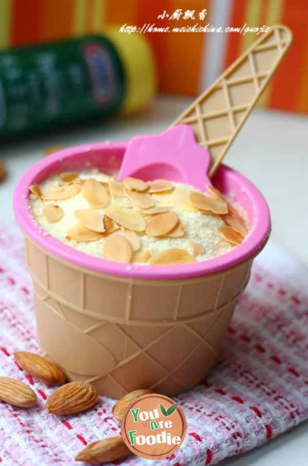 Cheese and nut ice cream ---- delicate, cool and sweet with milk crispness