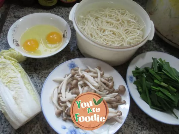 Fried noodles with egg and baby cabbage and mushroom with leek and crab